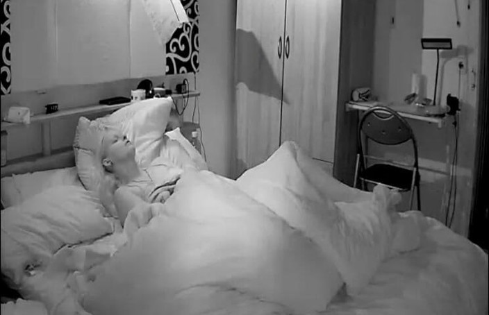 KittieNoOne: 彼は私たちのカメラで何をすべきか指示します