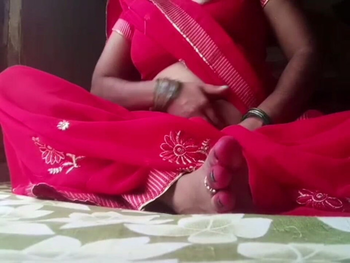 Guddi: V indické Lal Sari, Gudibhabhi dal prsty v růžové barvě...