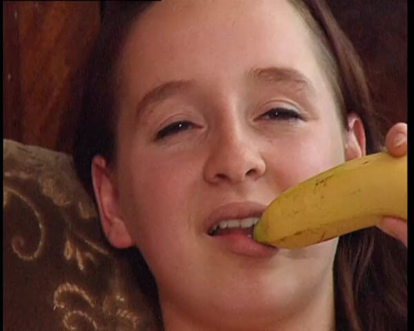 YOUR FIRST PORN: avec une banane