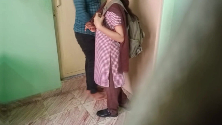 Hotdostt: Joven india de la universidad folla secretamente a su vecino