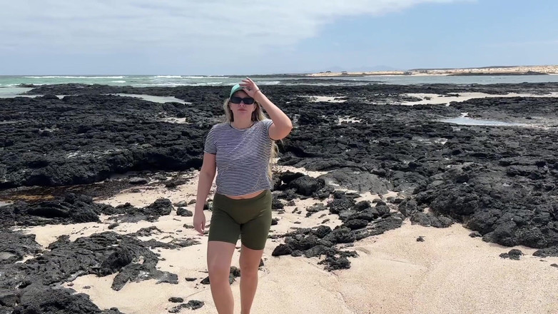 Emma Voyeur: Gadis kencing dalam seluar yoga di pantai awam
