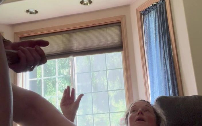 Bonewizzard69: 窓のシェードが開いている前の部屋で熟女カップルの相互オナニー
