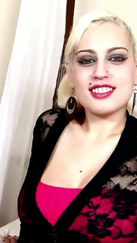 Remaja blonde nakal Candela dikongkek bapa tirinya dengan zakar besar
