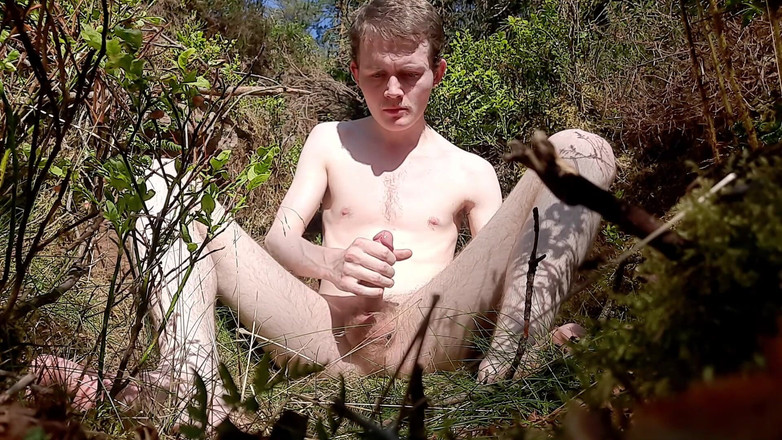 Forest Boi: Desnuda en el bosque masturbándose