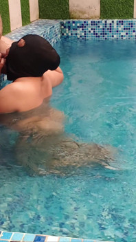 Komal se estaba mete en la piscina por primera vez