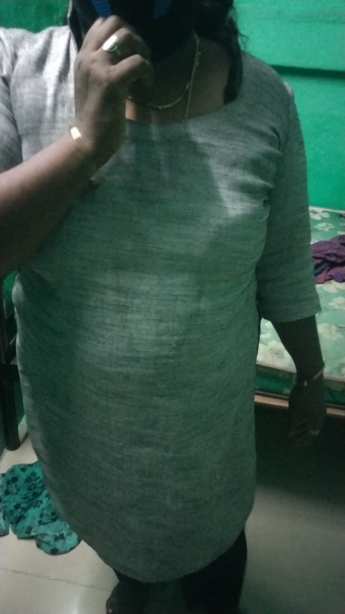 Tamil lesbian: 穿裙子热辣性爱