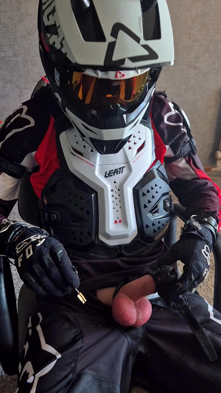 Sneakersmax98: Słodki motocyklista został zamknięty na 6 dni