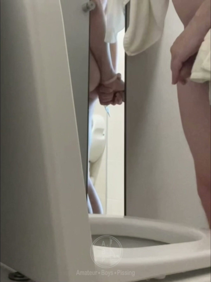 AmateurBoysPissing: Umumi tuvaletlerde yardım eli - neredeyse yakalanıyor