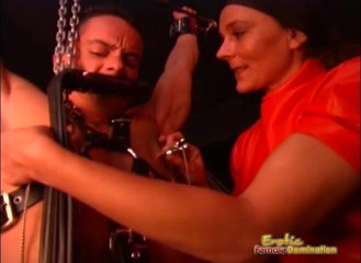 Erotic Female Domination: Господиня та її рабиня в захоплюючій сесії