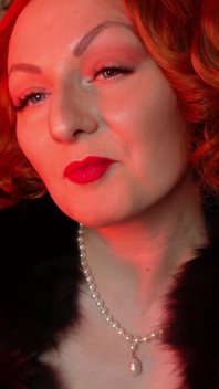 Lippenstift fetisj video - dame in bont close-ups