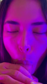 라티나 포르노 스타 Mianins의 네온 빛에 POV 타격 작업
