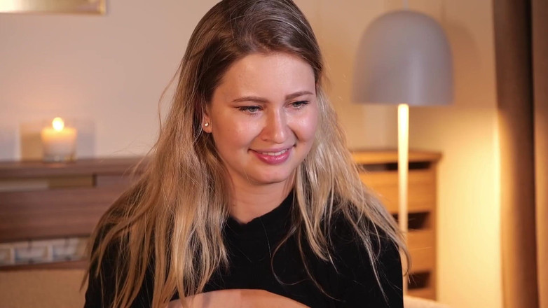 Stella Cardo: Frumoasă blondă mângâie