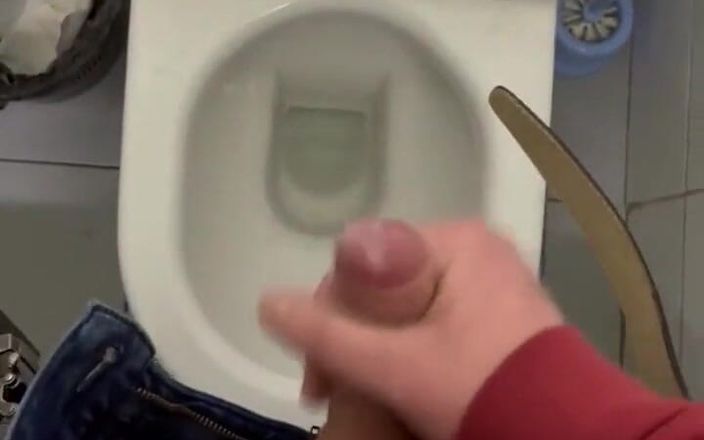 Young cum: Kontolku muncrat di toilet umum close up