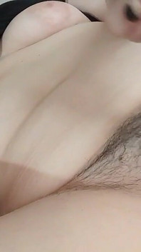 BBW dziewczyna masturbuje się szczoteczką do zębów