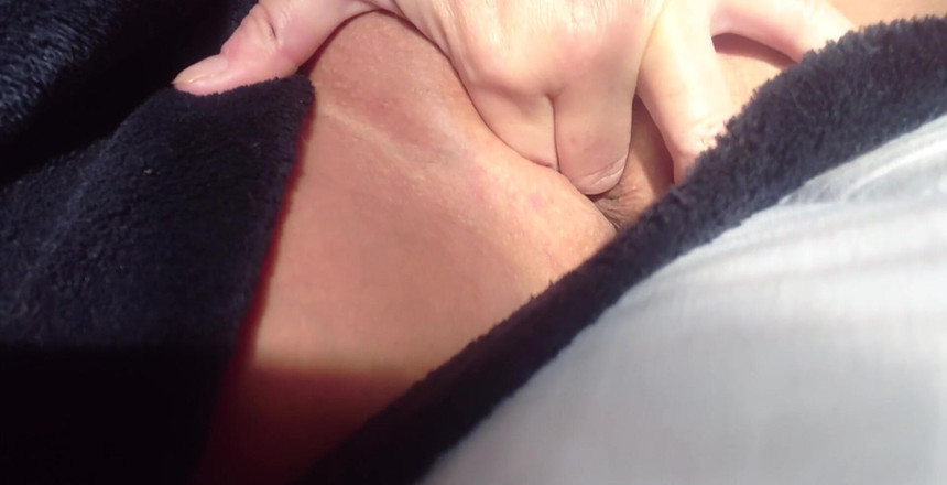 Natalie K: Aku lagi asik fingering memek bebaskku pagi-pagi sambil fingering memekku...