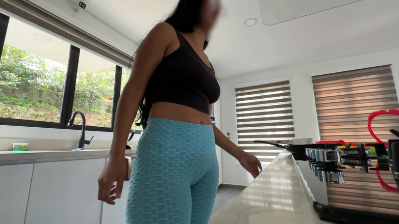 Time traveler: Młoda pokojówka w niebieskich leginsach pozwala jej szefowi dobrze ją...