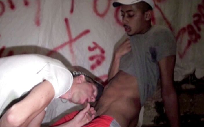Crunch Boy: Latino twink disetubuhi oleh scally boy di bawah tanah