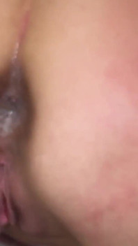 Mamă sexy costumată în timp ce majoreta este futută anal și înghite spermă