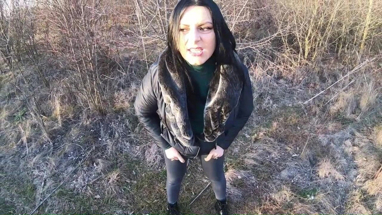 MilfyCalla: 2-hodinová venkovní riskantní kompilace kouření a šukání - divoké a nesestříhané potěšení