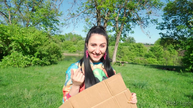 YSP Studio: Brunette hippie trekt buitenshuis gratis af