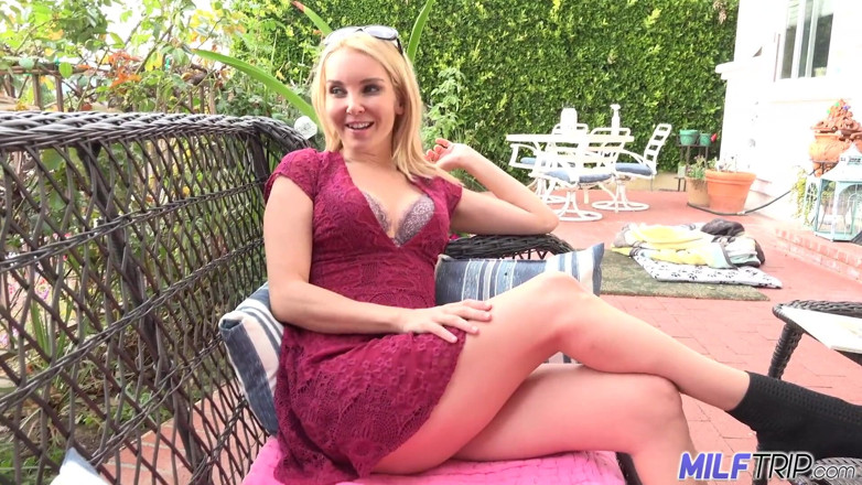 MILF Trip: Istri pirang selingkuh aaliyah love menikmati seks liburan