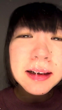 Geen ander meisje speelt met een snot-bubbel zoals Haruka Misaki, ze laat het op de lens vallen en likt het terug zonder schaamte