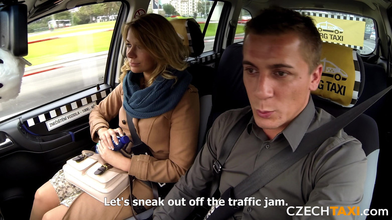 Czech Taxi: Une femme mariée squirte
