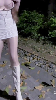 Lydig, lustfylld ung fru i högklackat, fotstövlar, strumpor, utomhusexponering, bilonanfall, sexscener