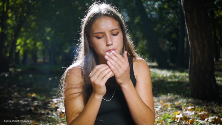 Russian Smokers: Verführerische russische schönheit raucht zigarette im studio