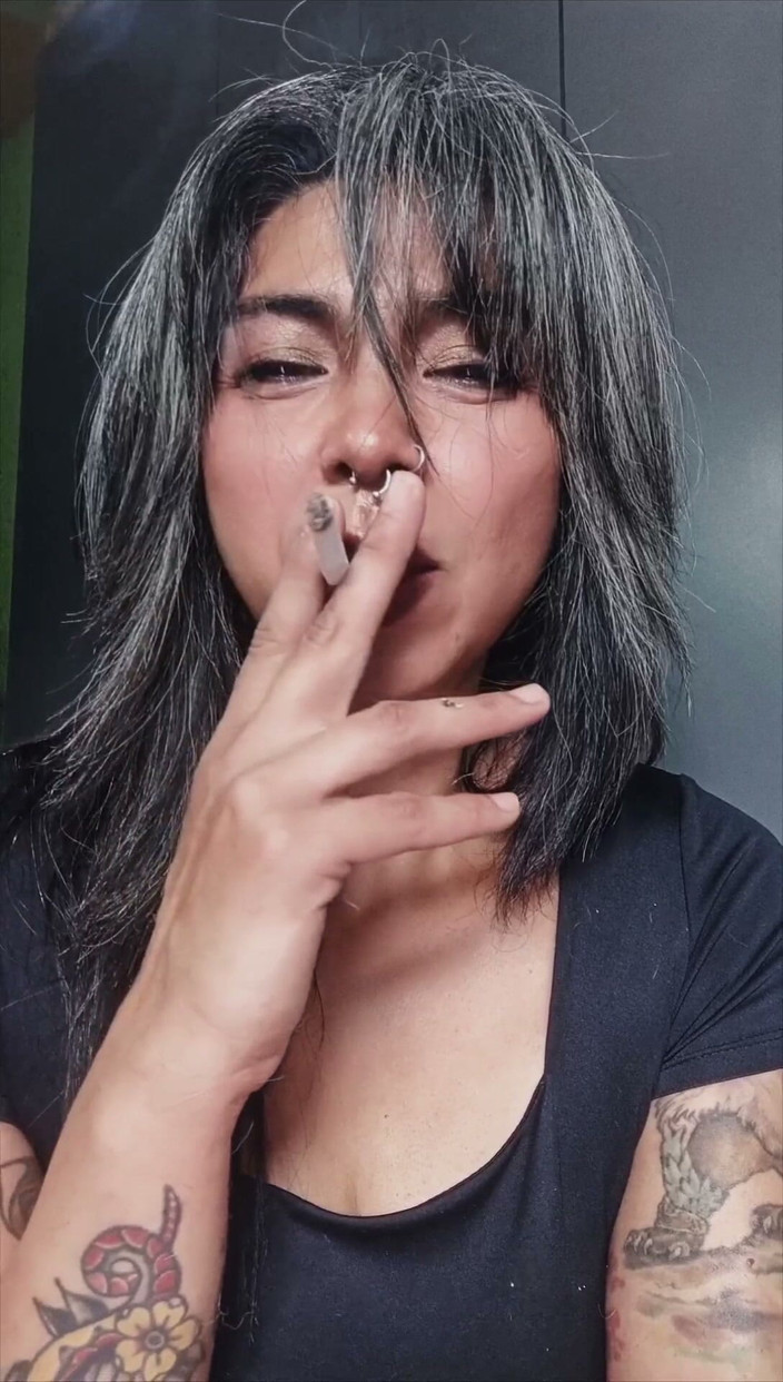 Casia Castro: Humo Y Profundo - Mírame Follarme Mientras Fumo