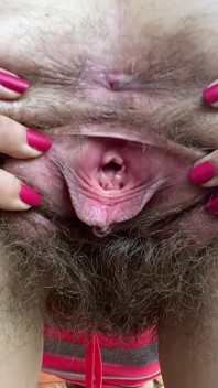 Behaarte muschi neckt und klafft offen