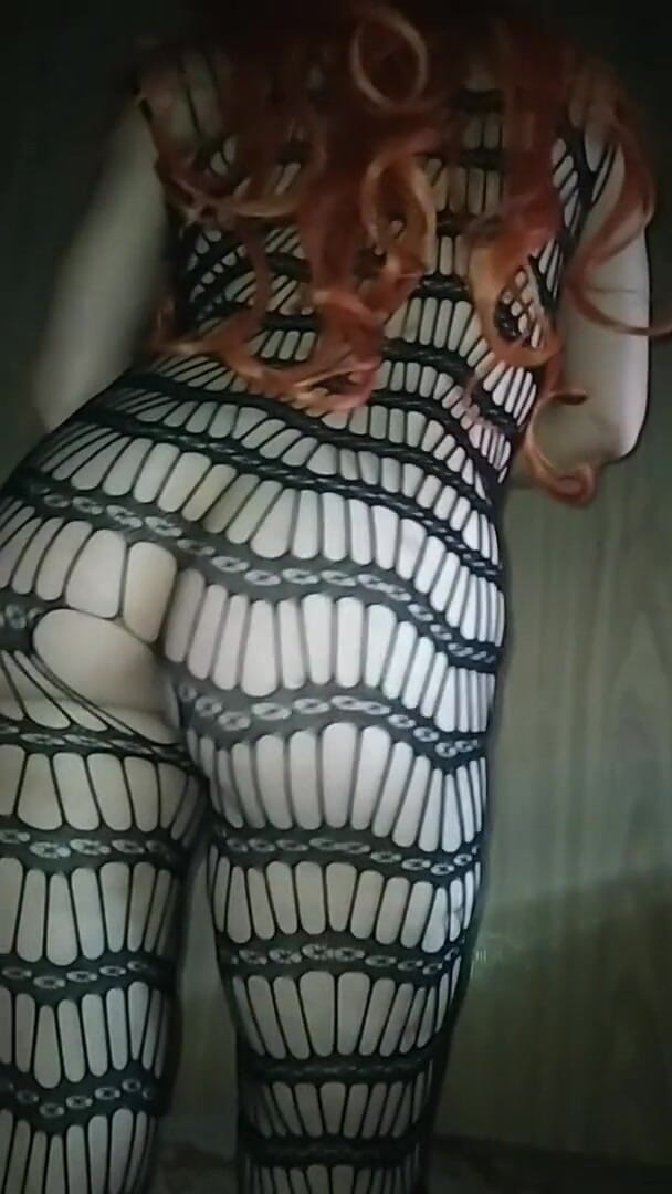 Celia Escarlata Ojara: La MILF rossa escarlata si sta godendo il suo grosso...