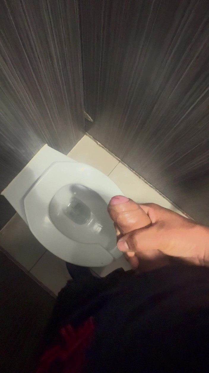 Hot dick in your ass: 공공 화장실, 내 대물 자지로 남자를 유혹하려 봤어