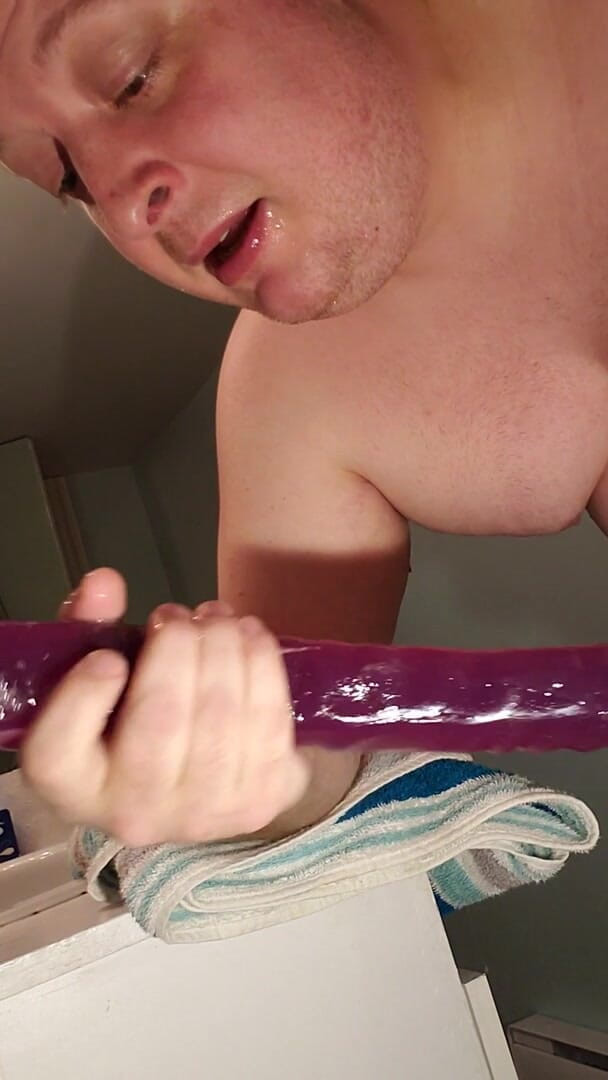 Charlieboy69: Vibrator adânc în gât