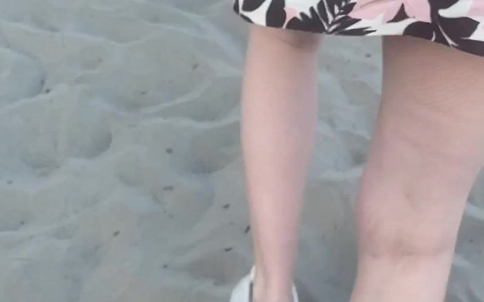 Lady Oups exhib & slave stepmom: Lady Oups, plug anal sur la plage en micro-jupe