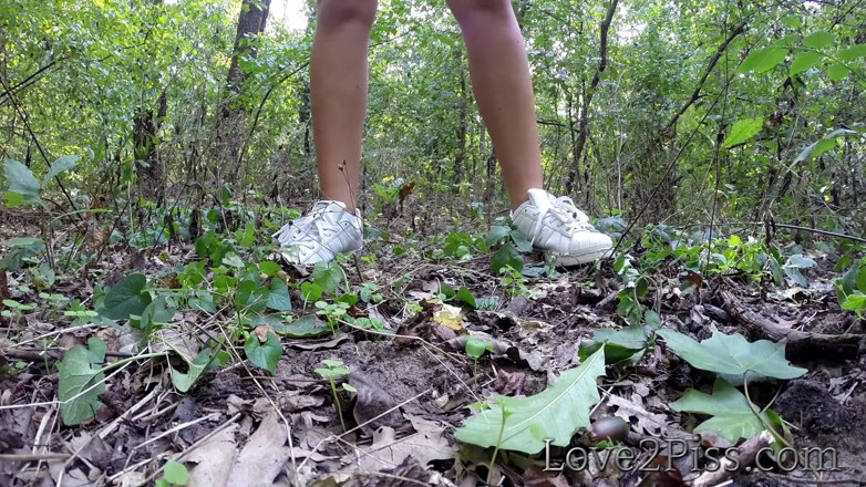 Love 2 Piss: 她在浴室里,在户外的草地里绝望地小便 - 合集