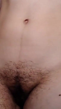 Brunetă sexy păroasă naturală cu tufă groasă