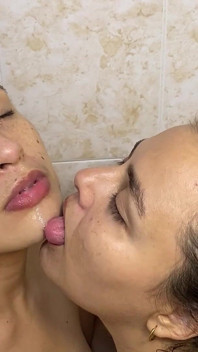 Besos lésbos húmedos con mucha saliva y saliva