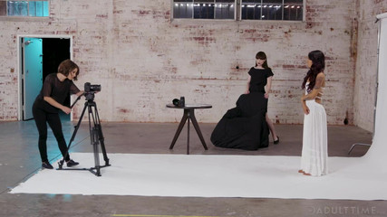 Transfixed ADULTTIME: Transfixed - Adriana Chechik stříká ze sexy trojky s Natalie Mars...