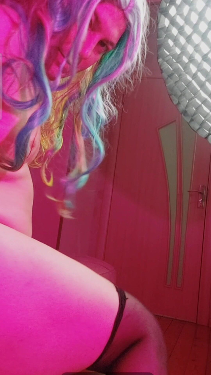 Kitty_Cross: Velký zadek hezká femboy v dark pinky ambiance oblékání jejích...