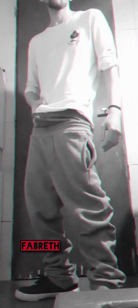 Mladý chlapec se snaží masturbovat ve vysokoškolské koupelně