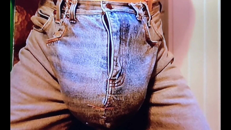 Monster_Meat_: Jeans sporgente come non hai mai visto