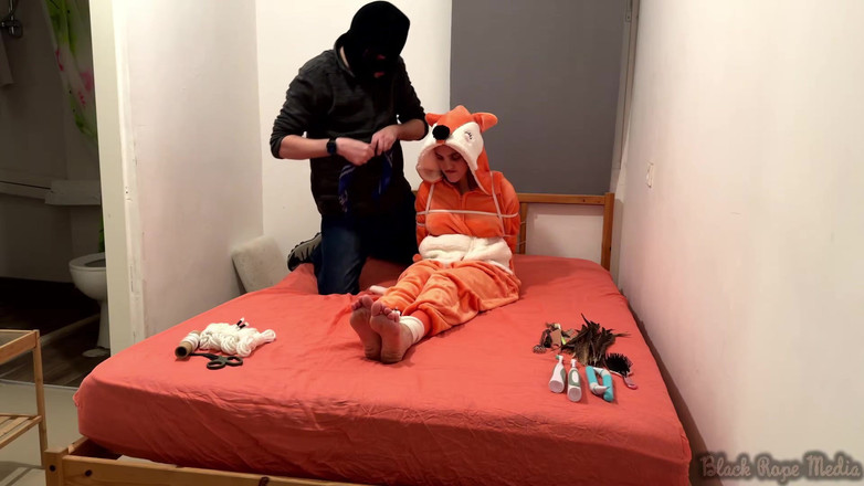 Miriam Slave: Miriam bağlı ve onesie içinde gıdıklıyor