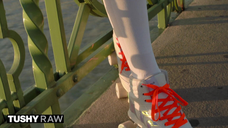 Tushyraw: Tushyraw - vysokoškolská studentka bere mega ptáka do zadku!