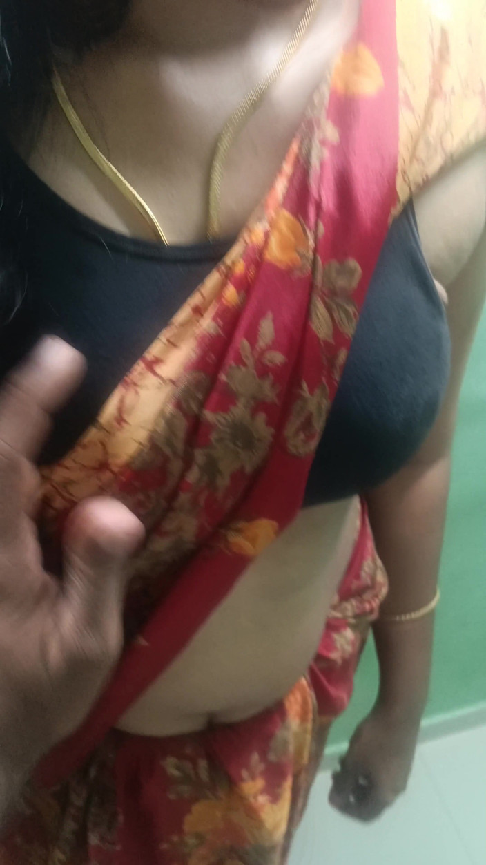 Inba: Chennai College Teacher Saree Sanding Romance in Guest House