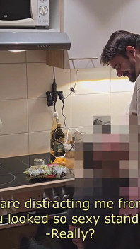 Hetero Zvědavý Chlap Steven Poprvé Šuká Bez Sedla Po Vzájemném Kouření V Kuchyni