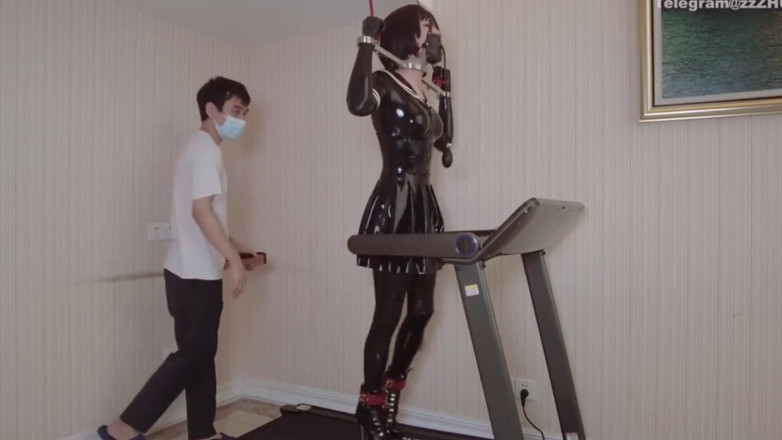 Aisan girl bondage: Mz24 - een meisje gebonden aan een loopband met metalen veiligheidsbeugels...