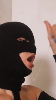 Pompino salivoso in maschera - Un sacco di sperma sul viso