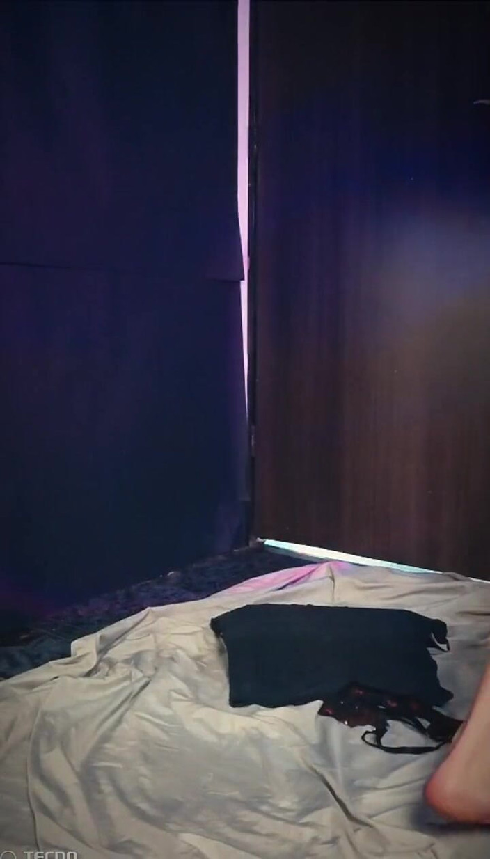 Lia Hilton: この新しいおもちゃを試してみるのがとても楽しみで、あなたのチンポのように感じられ、見た目も似ています。潮吹きして見守るのが大好き