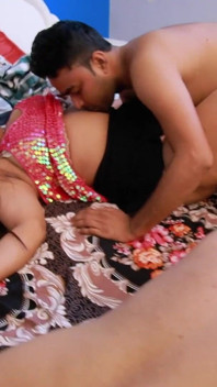 Mädchen erhielt einen bonus und gab beiden jungen ihre muschi